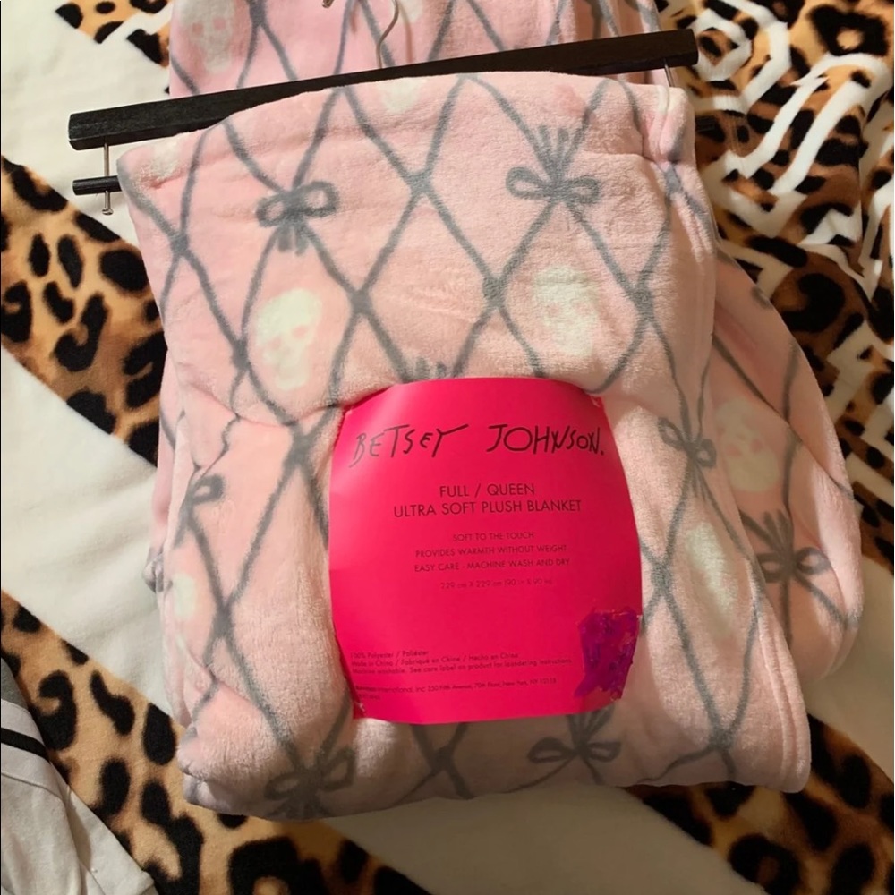 Betsey Johnson Skull blanket sz full/queen